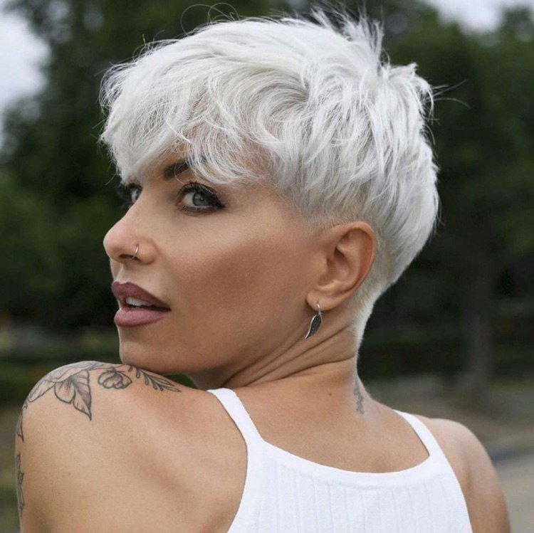 10 sugerencias de nuevos estilos de peinados para mujeres maduras 2 - 【MioEstilo】 corte de pelo corto cabello blanco Pixie corte con Undercut Fannie Wilkens