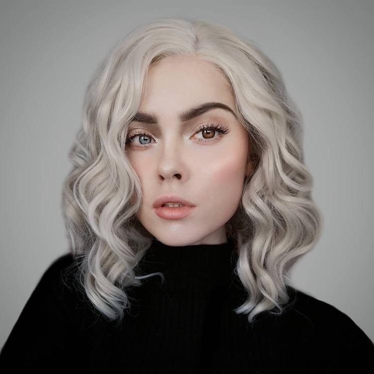 10 sugerencias de nuevos estilos de peinados para mujeres maduras 5 - 【MioEstilo】 atajo cabello rizado blanco mirada romántica todos los días
