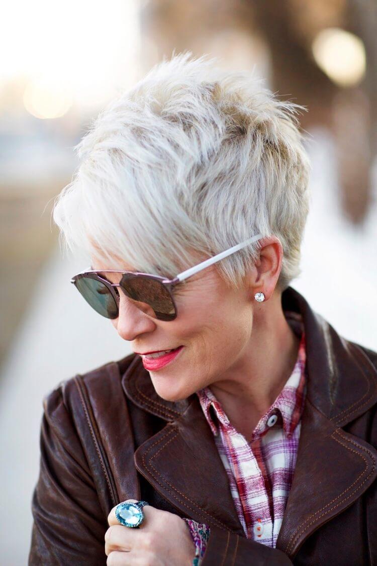 10 sugerencias de nuevos estilos de peinados para mujeres maduras 7 - 【MioEstilo】 corte de pelo corto con flequillo lateral de cabello blanco para mujeres mayores de 50 años