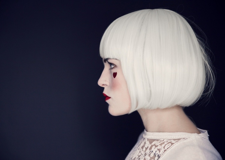 10 sugerencias de nuevos estilos de peinados para mujeres maduras 6 - 【MioEstilo】 corte cuadrado corto con flequillo recto en cabello blanco