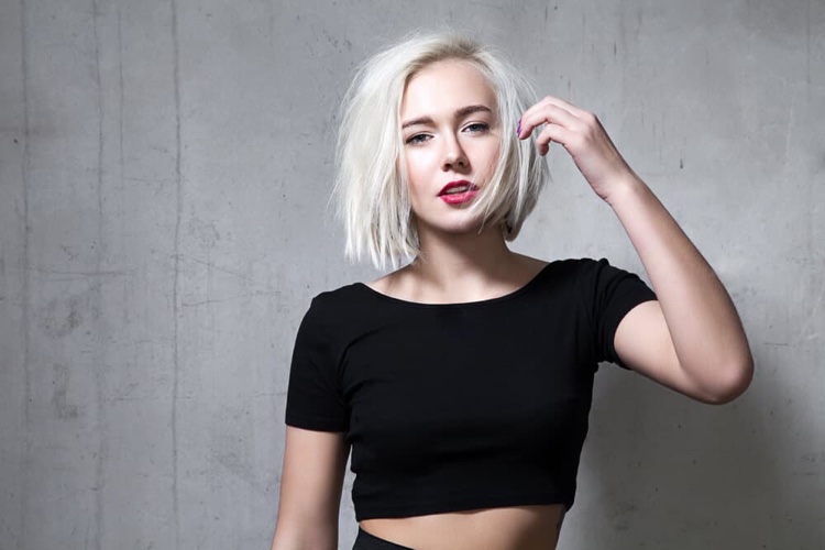10 sugerencias de nuevos estilos de peinados para mujeres maduras 3 - 【MioEstilo】 pelo blanco corte cuadrado asimétrico corto