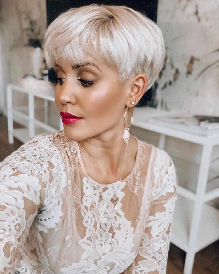 10 sugerencias de nuevos estilos de peinados para mujeres maduras 4 - 【MioEstilo】 bowl cut mujer moderna pelo blanco look moderno 2021