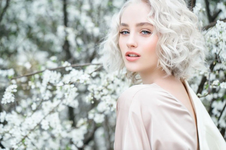 10 sugerencias de nuevos estilos de peinados para mujeres maduras 10 - 【MioEstilo】 corte de pelo corto y rizado pelo blanco