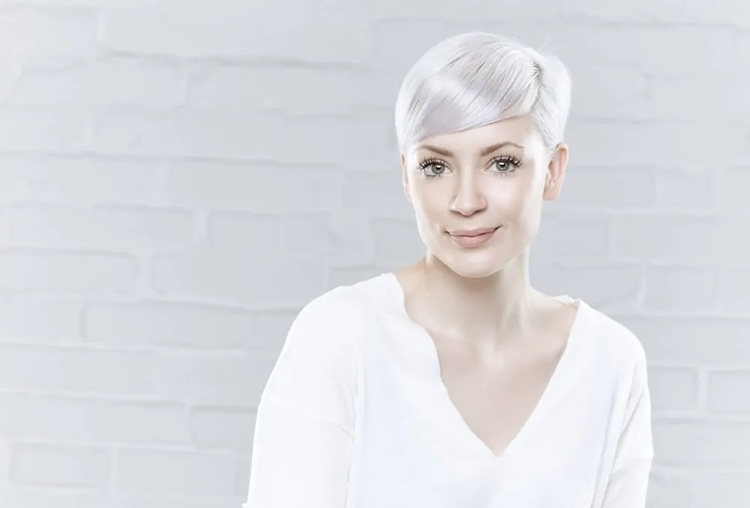 10 sugerencias de nuevos estilos de peinados para mujeres maduras 9 - 【MioEstilo】 cabello corto y blanco con flequillo alisado look moderno de regreso a la escuela