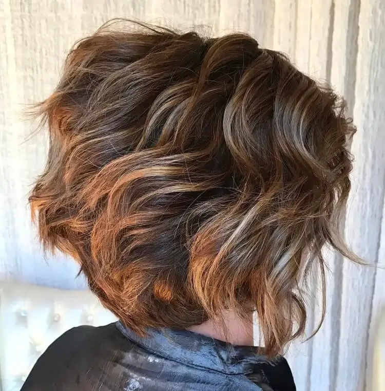 cuadrado degradado corto para cabello ondulado grueso