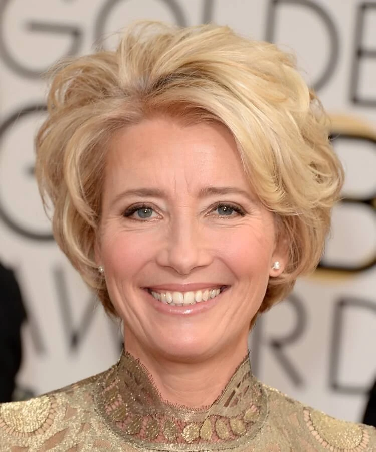 corte de pelo corto ondulado degradado para mujeres mayores de 50 Emma Thompson