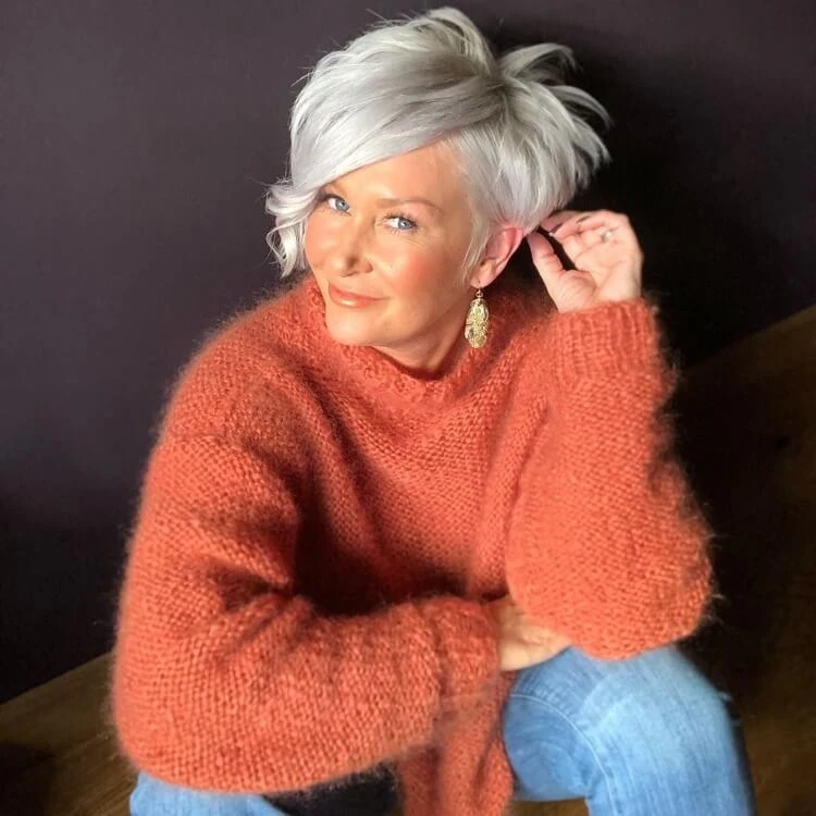Pixie corta cabello largo y desteñido a mujer de 50 años