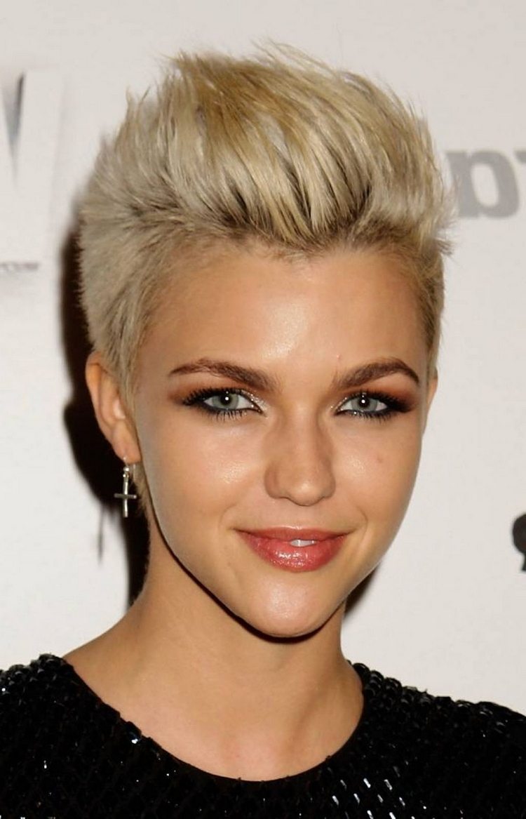 señorita corte pelo corto 2015 con peineta Ruby Rose