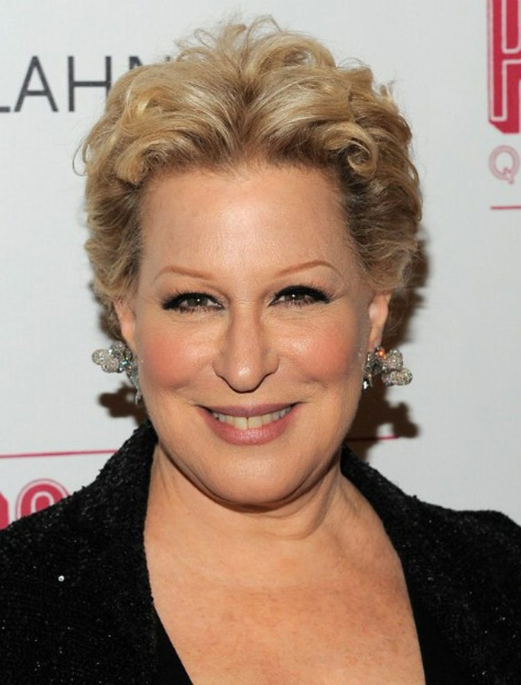 peinados cortos para mujeres con cabello rizado 50 60+ años Bette-Midler