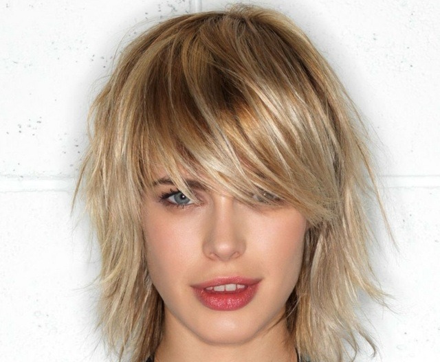 medio-atajo-mujer-flequillo-largo-este-año-rostro-alargado