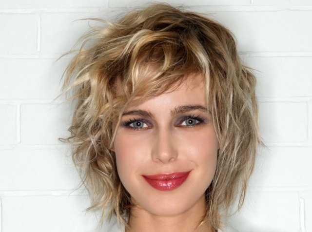 Corte-corto-mujer-Efecto-Despeinado-este-año-Rostro-Cuadrado
