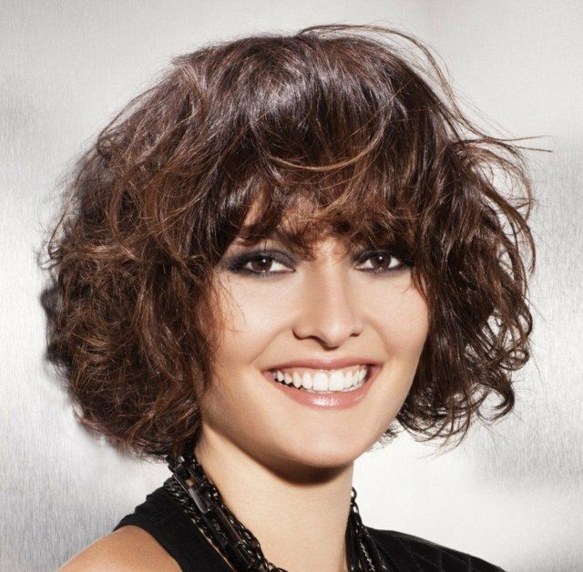 corte-corto-mujer-flecos-este-año-pelo-rizado