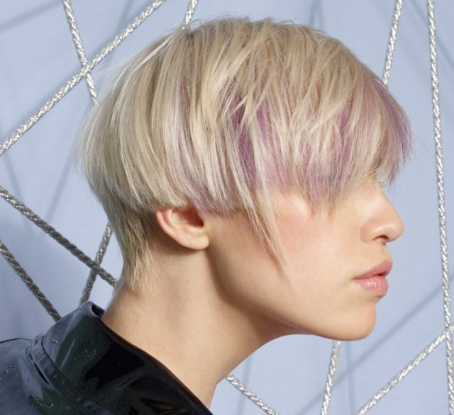 corte de pelo corto-mujer-mechas largas-flequillo violeta