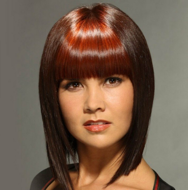 corte de cabello medio-corto-pelirrojo-flequillo-este-año-rostro cuadrado