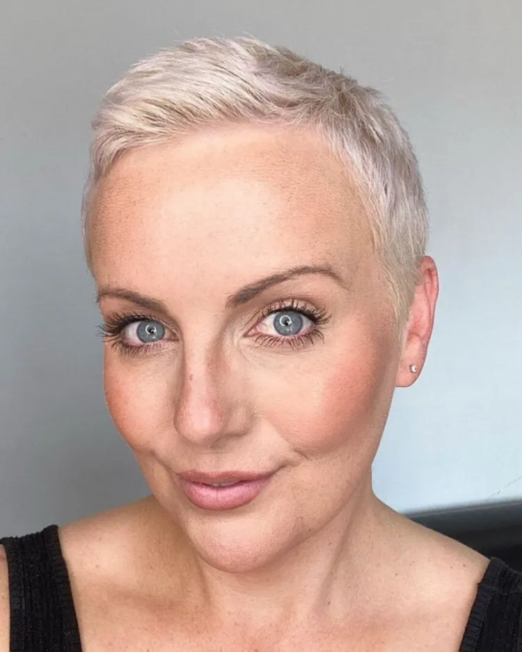 ¿Recomendaciones de estilo de cabello corto para mujeres rubias mayores de 40? 9 - 【MioEstilo】 corte de pelo muy corto mujer rubia años 40 corte pixie corte de pelo chico atrevido