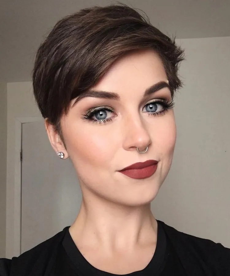 Estilos de corte de cabello para melena delgada y suave: 10 ideas brillantes 9 - 【MioEstilo】 pixie corto con flequillo lateral