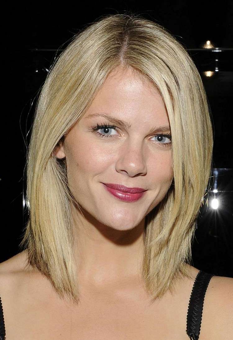 Estilo en capas para mujer ¿cómo incorporarlo a tu look? 9 - 【MioEstilo】 mujer con cabello rubio cuadrado cónico cortado degradado flequillo largo