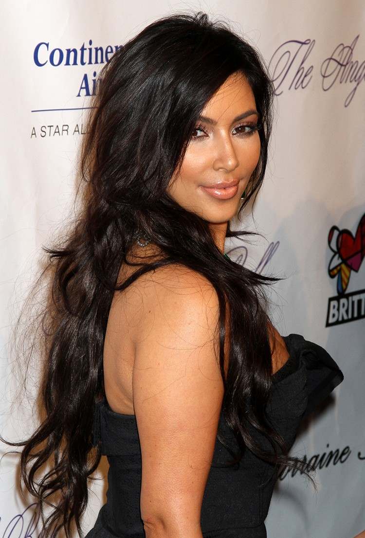 Estilo en capas para mujer ¿cómo incorporarlo a tu look? 23 - 【MioEstilo】 corte-degradado-mujer-pelo-largo-negro-kim-kardashian