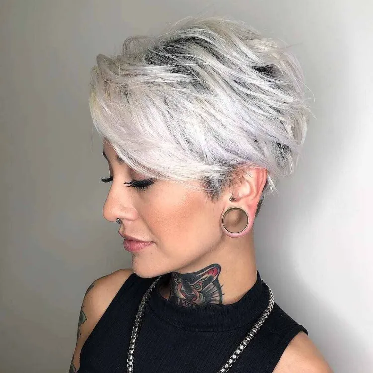 ¿Cuál es el mejor estilo de peinado para cabello gris según tu preferencia? ¡Descubre las modas actuales! 3 - 【MioEstilo】 Corte pixie mujer 2021 con flequillo largo