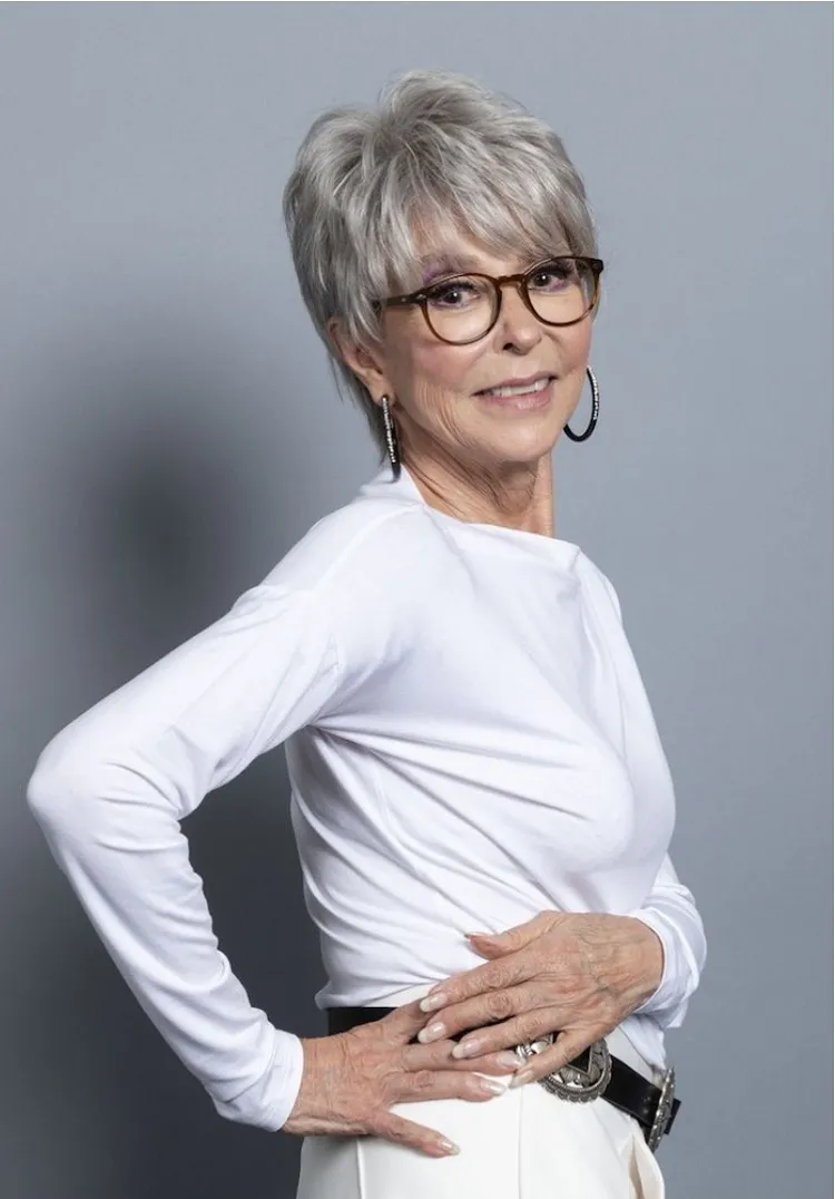 ¿Cuál es el mejor estilo de peinado para cabello gris según tu preferencia? ¡Descubre las modas actuales! 5 - 【MioEstilo】 corte de pelo gris para mujeres mayores de 50 con lentes