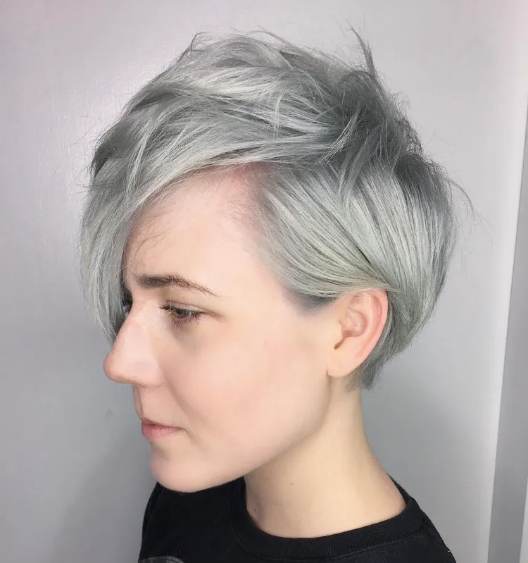 ¿Cuál es el mejor estilo de peinado para cabello gris según tu preferencia? ¡Descubre las modas actuales! 4 - 【MioEstilo】 Cabello gris con corte pixie asimétrico