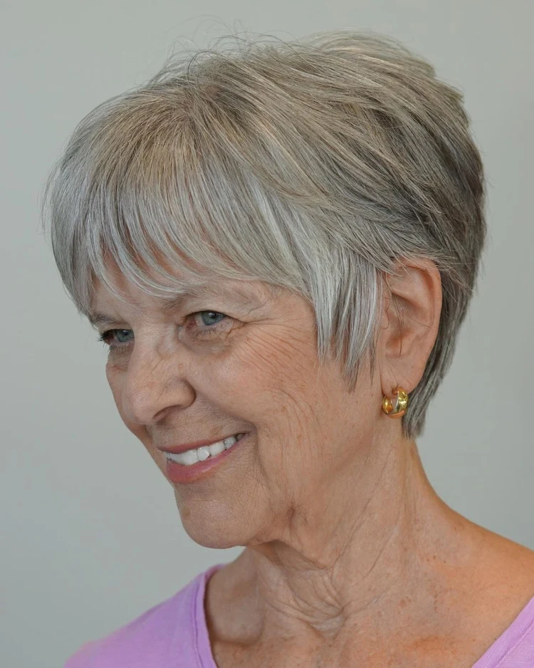 ¿Cuál es el mejor estilo de peinado para cabello gris según tu preferencia? ¡Descubre las modas actuales! 7 - 【MioEstilo】 idea de peinado para mujer de 70 años