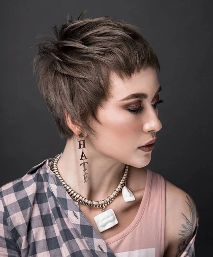 ¿Cuáles son las modas de estilismo capilar a seguir este año? 5 - 【MioEstilo】 Pixie cut baby flequillo pelo corto y cónico