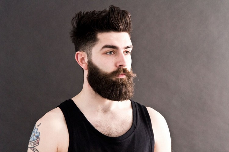 corte de pompadour de barba hipster