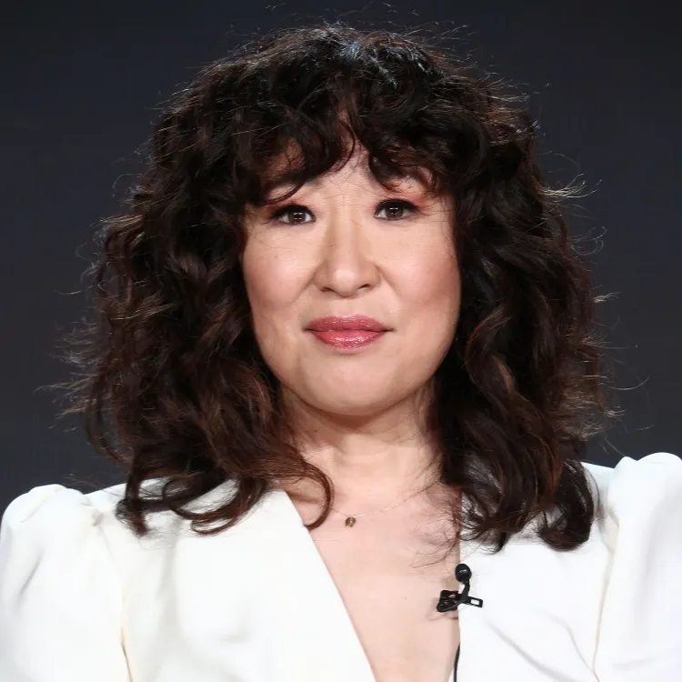 sandra oh corte de pelo rizado mujer años 50