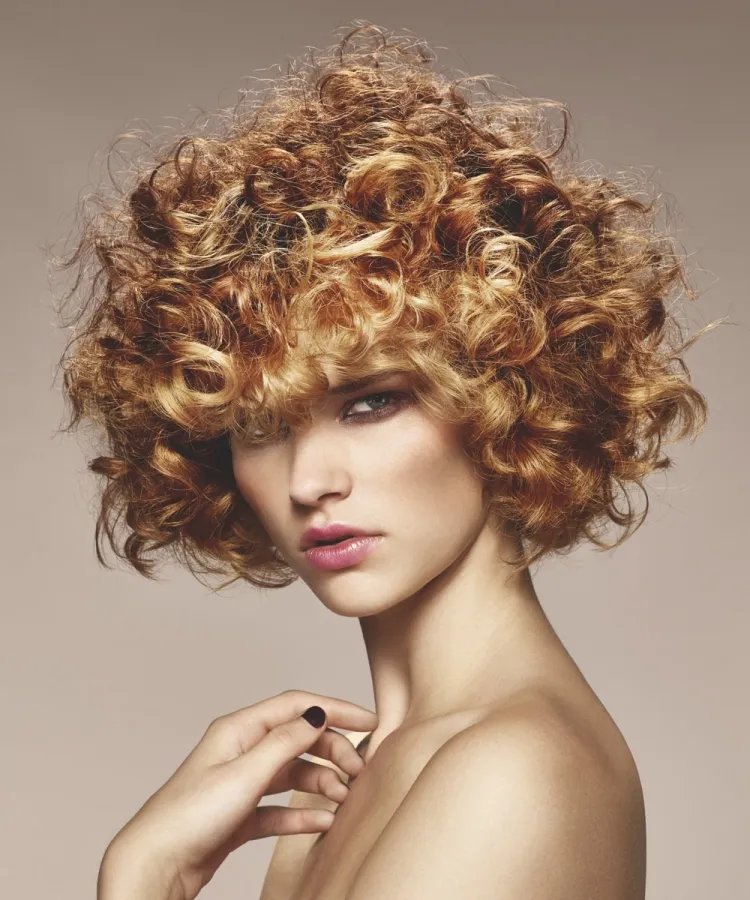 corte bob cuadrado mujer cabello rizado
