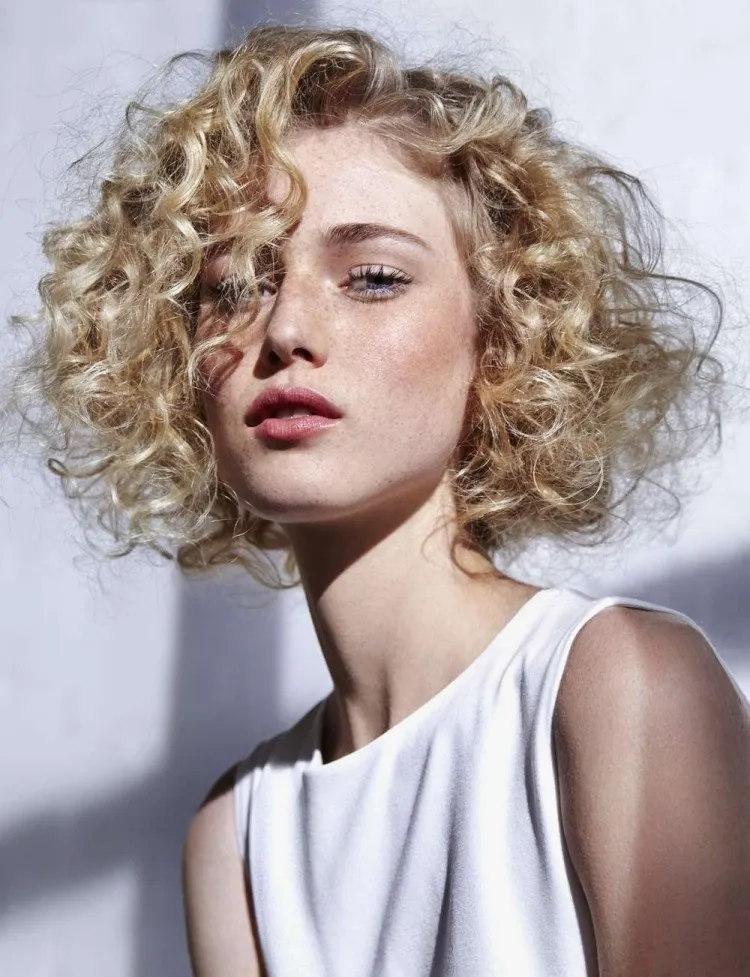 corte de pelo rizado rubio cuadrado