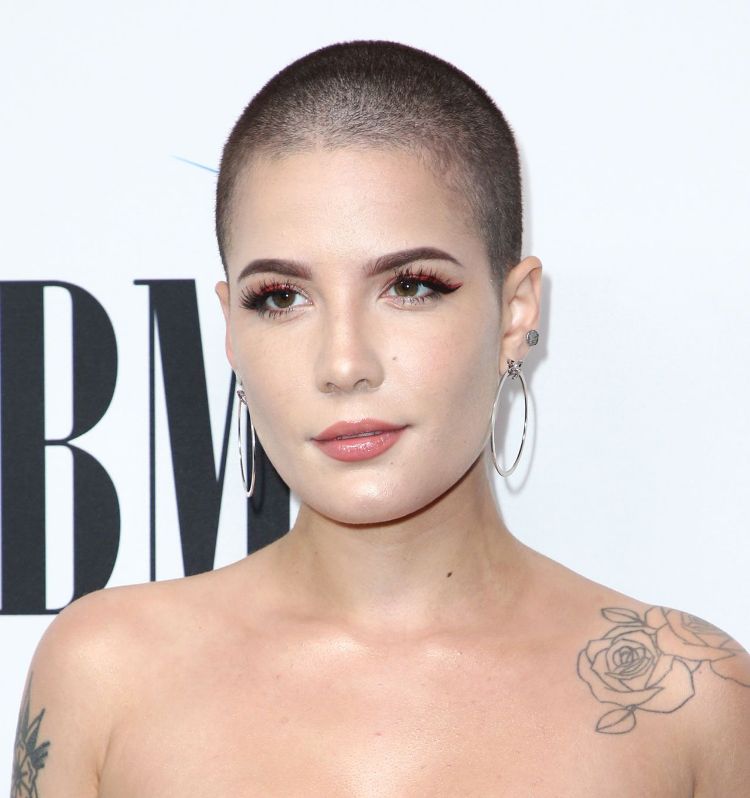 ¿Está de moda el corte de cabello rapado nuevamente? 14 - 【MioEstilo】 peinado afeitado mujer de moda rapado Halsey