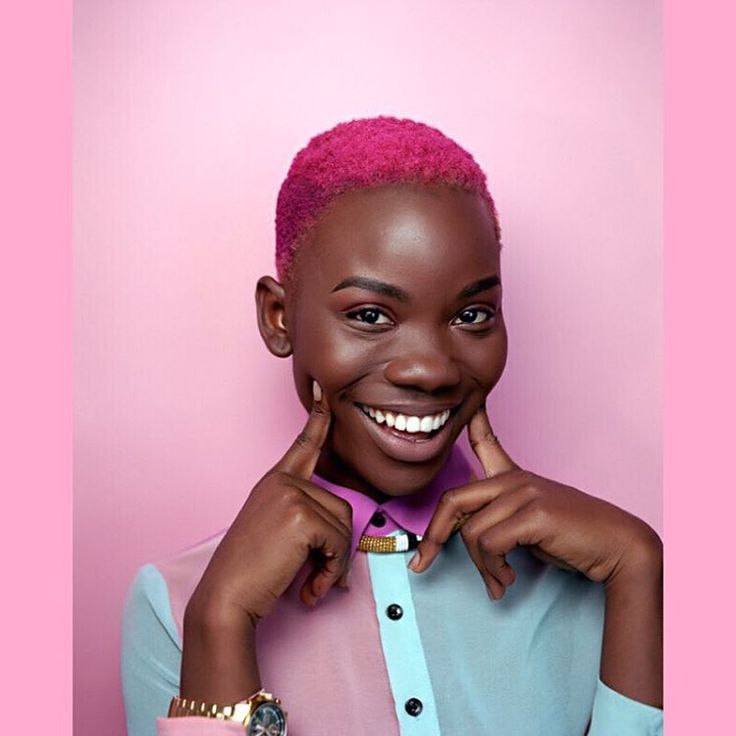 ¿Está de moda el corte de cabello rapado nuevamente? 9 - 【MioEstilo】 corte de pelo afeitado mujer afro cabello rosa neón