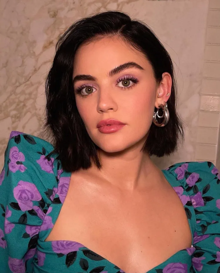 Lucy Hale con un bob en porciones ondulado