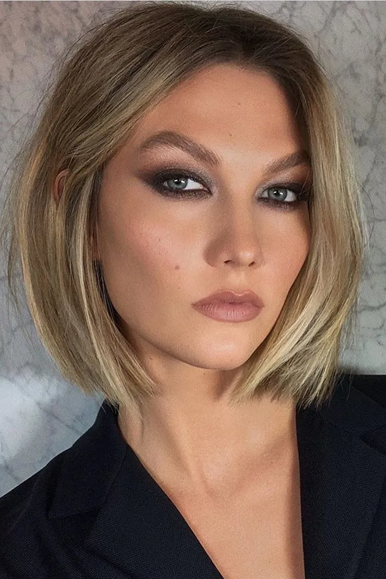 Karlie Closs con el corte cuadrado bob de cerca
