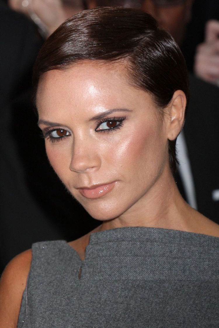 Estilos de cabello de Victoria Beckham: Cambios en su pelo en las últimas dos décadas 10 - 【MioEstilo】 Victoria Beckham bob cortó atrás despejado de nuca