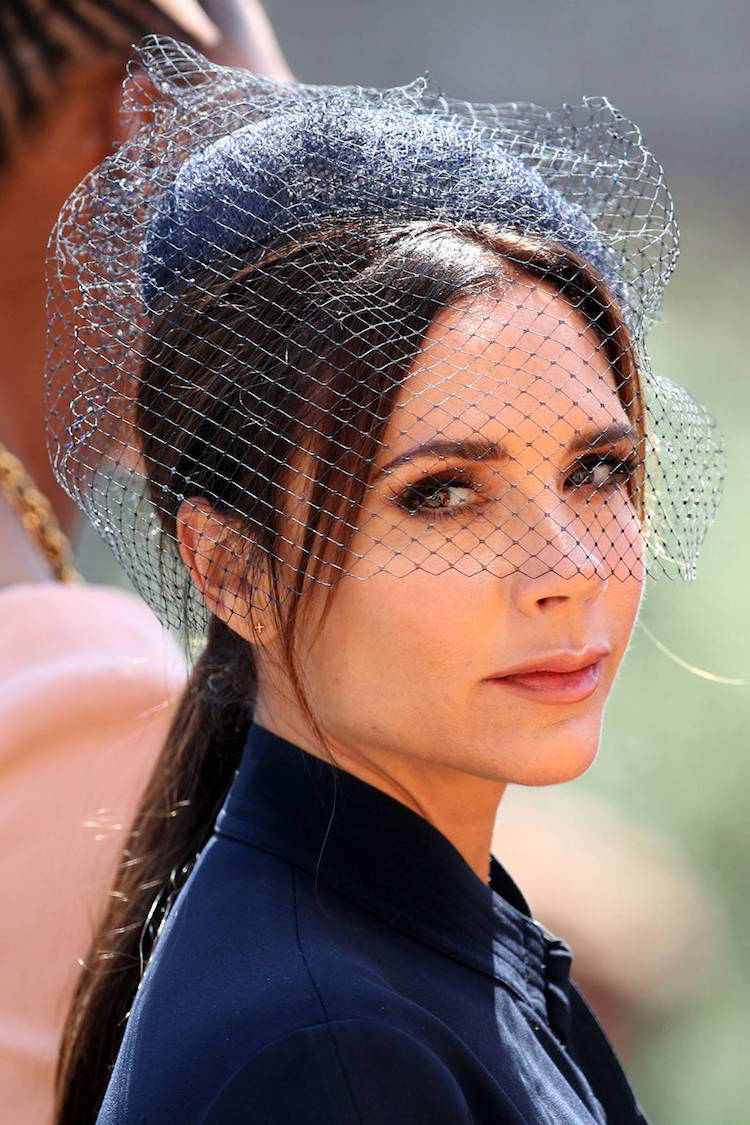 Estilos de cabello de Victoria Beckham: Cambios en su pelo en las últimas dos décadas 28 - 【MioEstilo】 Corte de pelo y elegante peinado de Victoria Beckham con velo de novia real en 2018