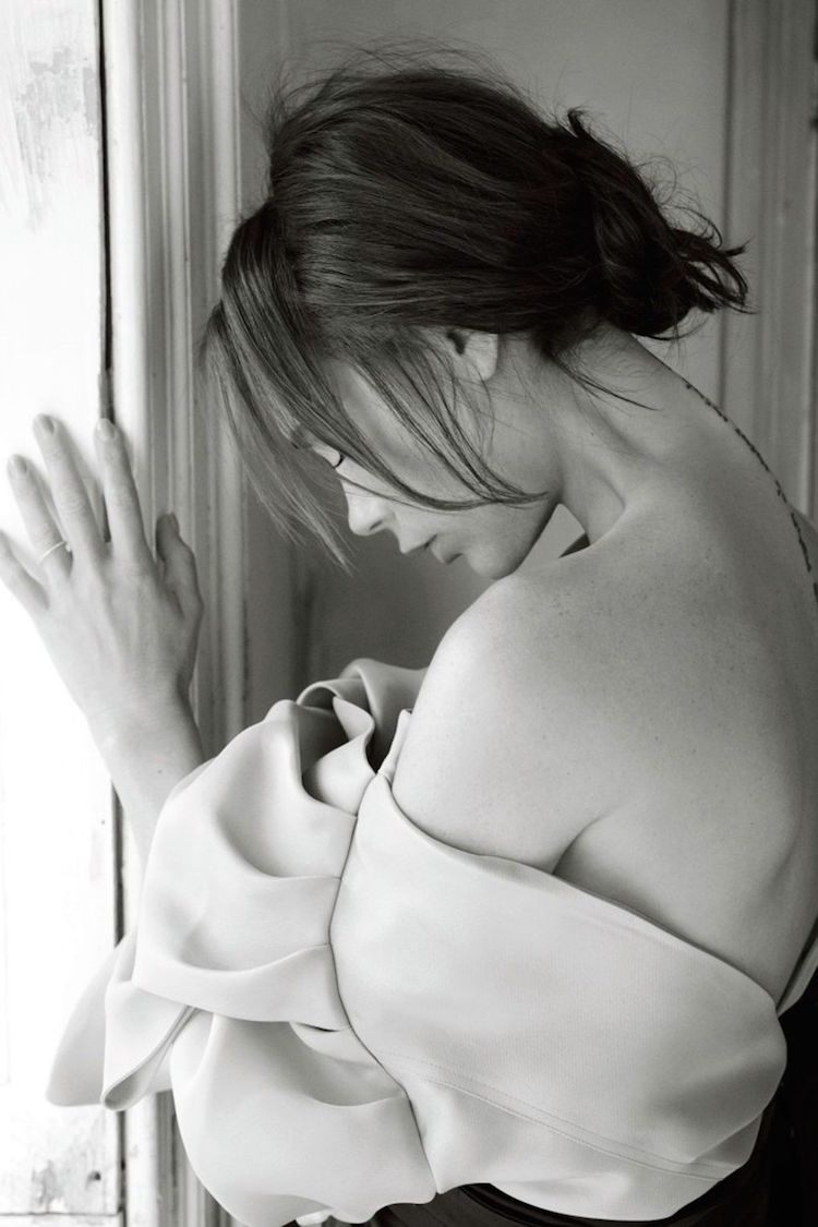 Estilos de cabello de Victoria Beckham: Cambios en su pelo en las últimas dos décadas 20 - 【MioEstilo】 Corte de pelo de Victoria Beckham en 2014 - recogido despeinado para Vogue
