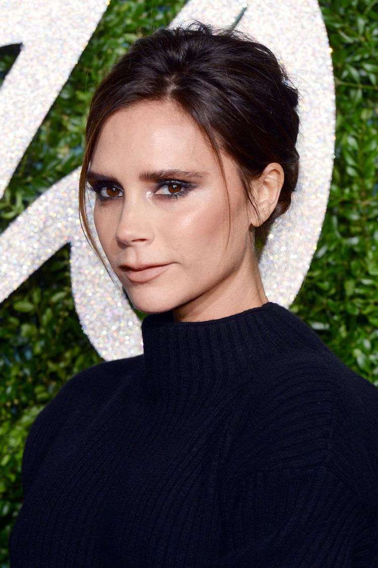 Estilos de cabello de Victoria Beckham: Cambios en su pelo en las últimas dos décadas 21 - 【MioEstilo】 Victoria Beckham con corte en 2014 para los Premios de la Moda de Londres