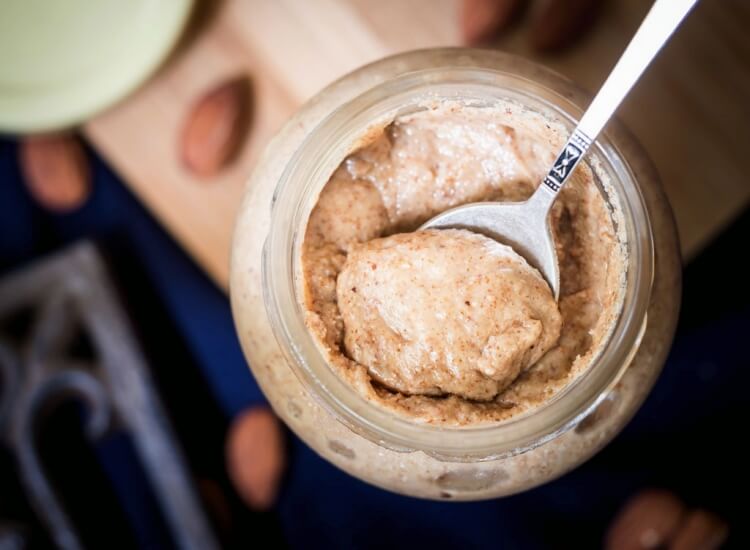 nutrientes para el crecimiento del cabello vitamina y mantequilla de almendras