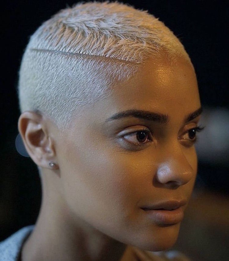 30 propuestas de cortes de cabello en degradado para caballeros 17 - 【MioEstilo】 degradado-progresivo-mujer-pelo-afro-rubio-corto