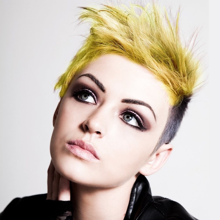 30 propuestas de cortes de cabello en degradado para caballeros 16 - 【MioEstilo】 degradado-progresivo-mujer-pelo-largo-top-coloracion-amarillo llamativo