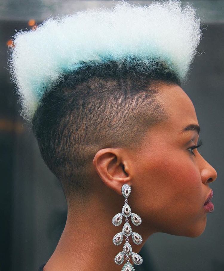 30 propuestas de cortes de cabello en degradado para caballeros 20 - 【MioEstilo】 degradado-progresivo-mujer-cresta-larga-colorear-azul-blanco