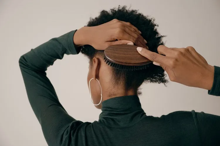 ¿Cómo deshacer los nudos en el cabello rizado, encrespado o enmarañado? ¡Pequeña guía para desenredar el pelo! 3 - 【MioEstilo】 como desenredar el cabello rizado por la mañana