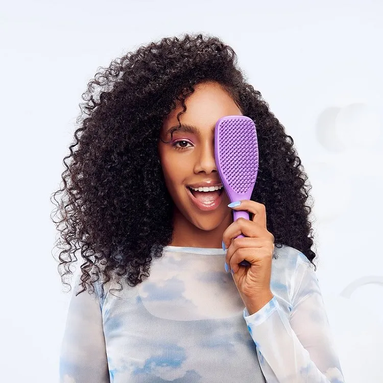 ¿Cómo deshacer los nudos en el cabello rizado, encrespado o enmarañado? ¡Pequeña guía para desenredar el pelo! 4 - 【MioEstilo】 qué cepillo elegir para desenredar el cabello seco y rizado de las mujeres