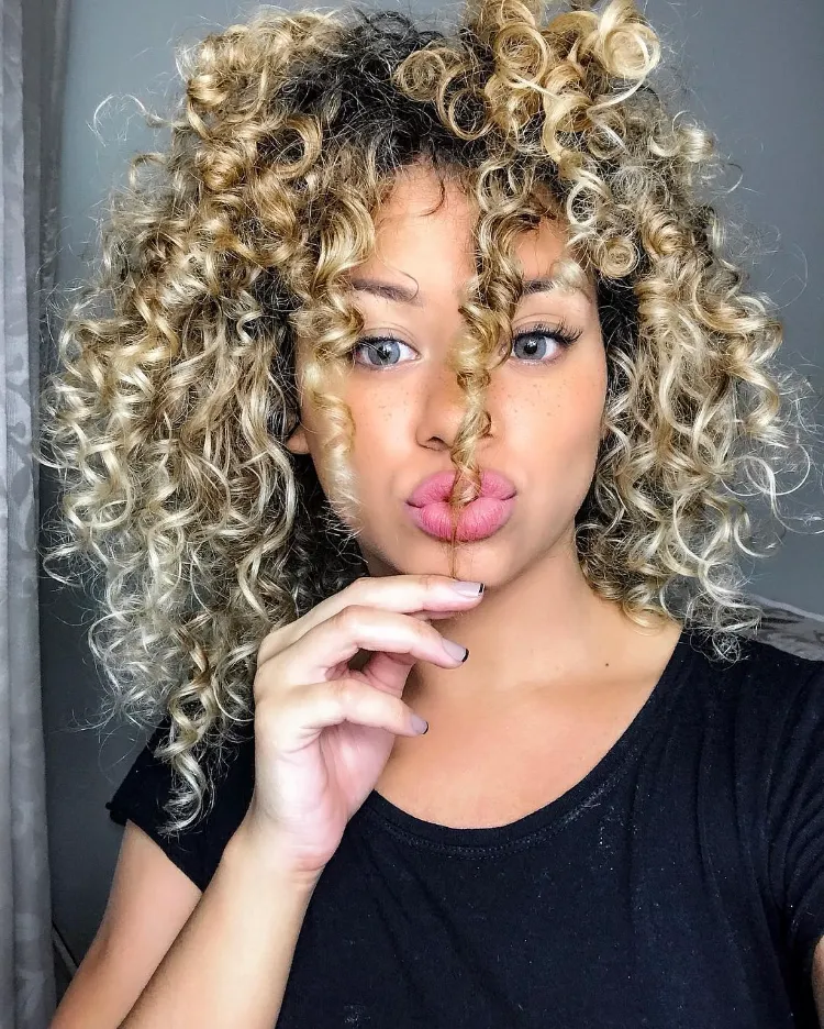 ¿Cómo deshacer los nudos en el cabello rizado, encrespado o enmarañado? ¡Pequeña guía para desenredar el pelo! 9 - 【MioEstilo】 Cómo lavar y desenredar el cabello ondulado para mujeres.