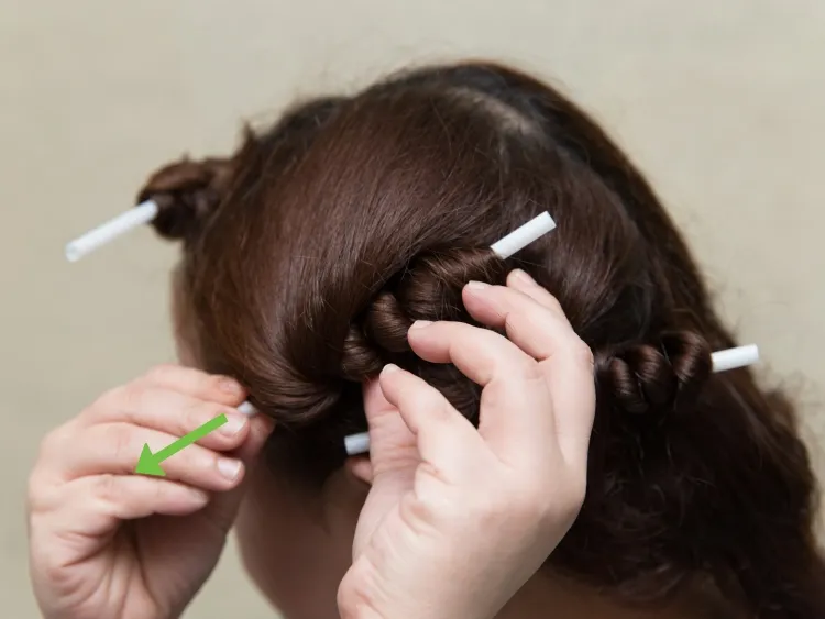 4 maneras de obtener bonitos bucles sin dañar tu cabellera 6 - 【MioEstilo】 Sin calor, rizos con pajitas, cepillo de plástico, mousse para peinar.