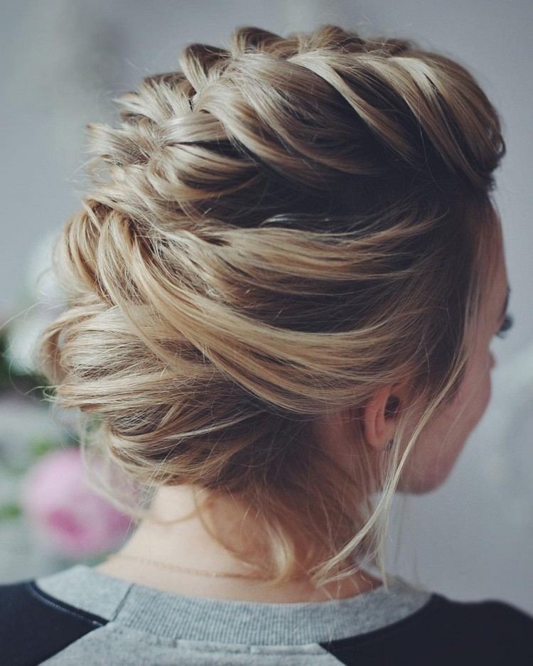 reflejos de mujer rubia faux hawk
