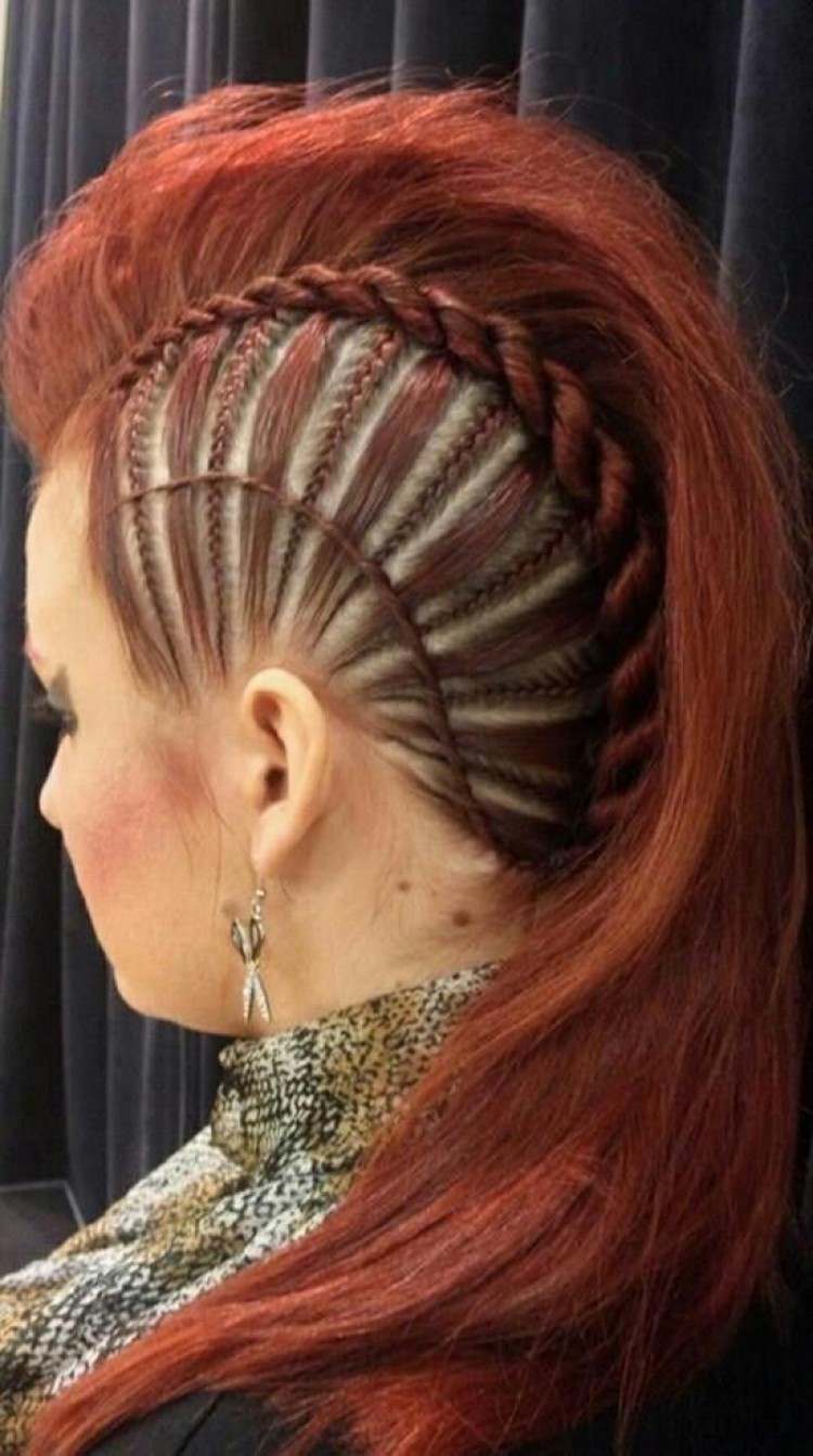 imitación halcón chica trenzas extendidas cabello rojo