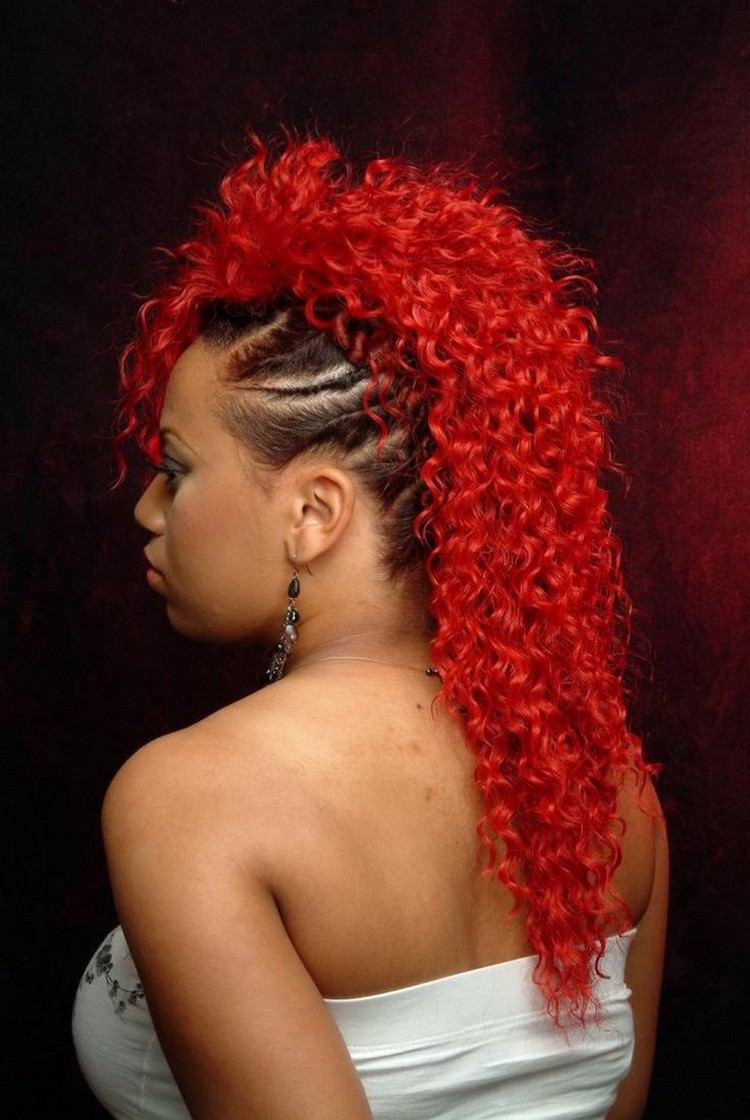 mujer halcón pelo rojo falso rizado
